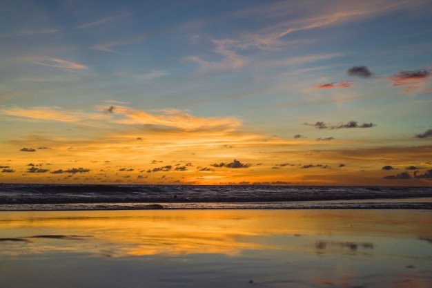 coucher-soleil-ocean-beau-ciel-lumineux-reflet-dans-eau-vagues_1321-1016___medialibrary_original_626_417.jpeg